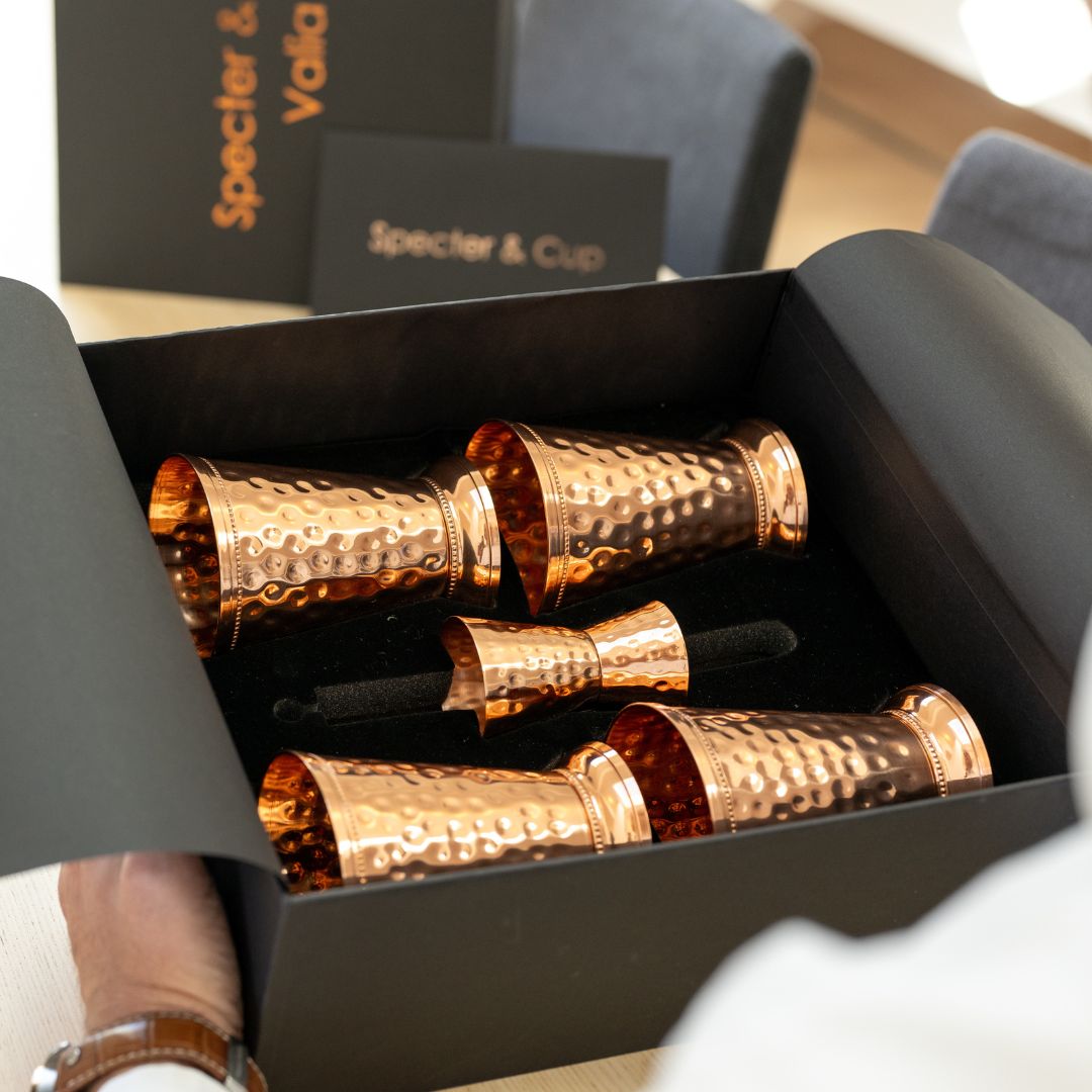 Kupferbecher-Set Valia – 4x Cocktailbecher (gehämmert, römisch-geprägter Stil, 300 ml) + 6-teiliges Zubehör-Set